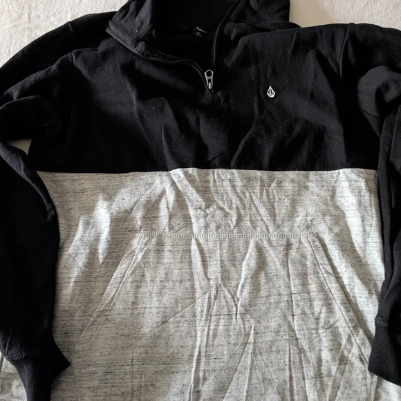 Volcom Charcoal and Black Fleece 1/4 Zips Pullover - Picture 1 of 2